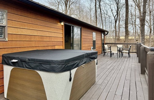 Cobden House | 3 Bedroom and 4 Bath Cabin with Hot Tub and Huge Deck - Next Door to Winery