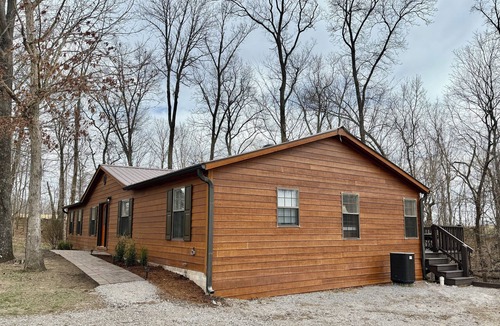 Cobden House | 3 Bedroom and 4 Bath Cabin with Hot Tub and Huge Deck - Next Door to Winery