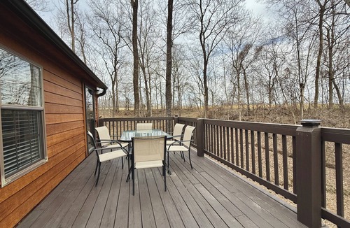 Cobden House | 3 Bedroom and 4 Bath Cabin with Hot Tub and Huge Deck - Next Door to Winery