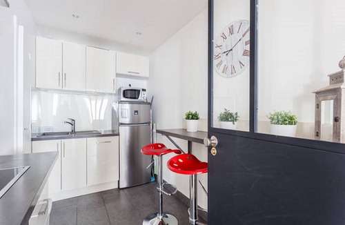 Notre-Dame Apartment | 3 bedroom apartment in the heart of Versailles 1 min Versailles Rive Droite train station