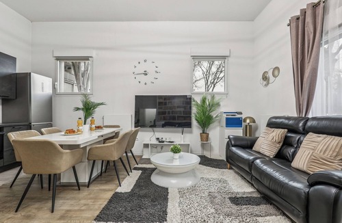 Bobigny Apartment | 3-bedroom apartment in welcoming Bobigny with WiFi