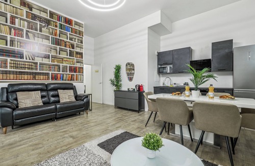 Bobigny Apartment | 3-bedroom apartment in welcoming Bobigny with WiFi