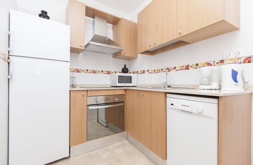 El Poble-sec Apartment | 3-Bedroom Apartment Next to Plaza with Wi-Fi and Air Conditioning