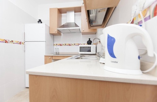 El Poble-sec Apartment | 3-Bedroom Apartment Next to Plaza with Wi-Fi and Air Conditioning