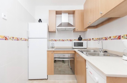 El Poble-sec Apartment | 3-Bedroom Apartment Next to Plaza with Wi-Fi and Air Conditioning