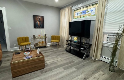 Elizabeth Apartment | 3 Bedroom Apartment near airport and New York City