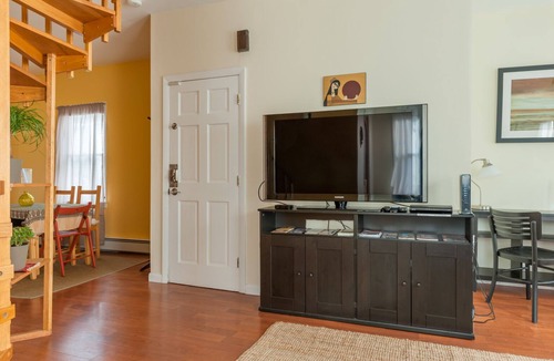 East Somerville Apartment | 3 bedroom apartment next to T stop/off street parking