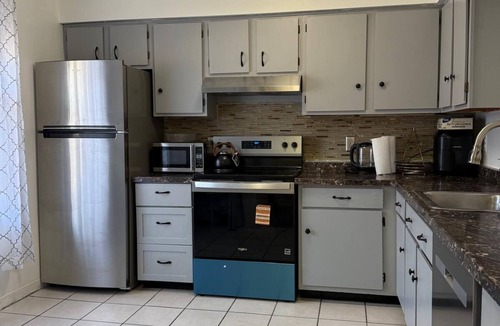 South Oakland Apartment | 3-bedroom apartment in charming Oakland Pittsburgh with AC for your stay