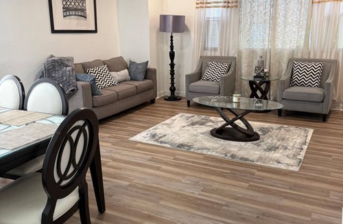 South Oakland Apartment | 3-bedroom apartment in charming Oakland Pittsburgh with AC for your stay