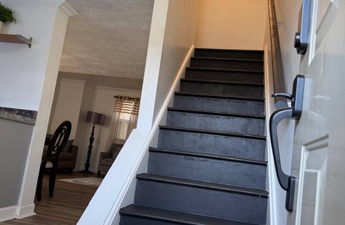 South Oakland Apartment | 3-bedroom apartment in charming Oakland Pittsburgh with AC for your stay