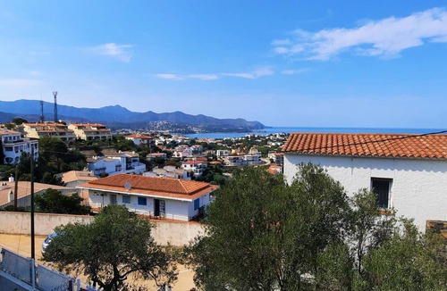 Llanca Apartment | 3-bedroom apartment with terrace, pool, parking, and air conditioning in Llançà