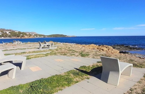 Llanca Apartment | 3-bedroom apartment with terrace, pool, parking, and air conditioning in Llançà