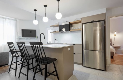 Shaughnessy Village Apartment | 3 bedroom apt, 1.5 bath apt w/parking in Downtown
