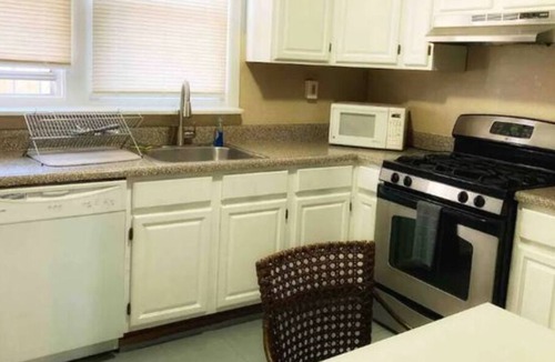Graduate Hospital Apartment | 3 Bedroom Apt at South Philly