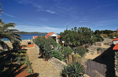 Drvenik Mali House | 3 bedroom beach front home in Drvenik Mali