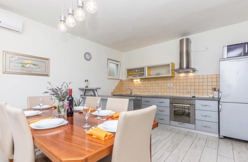 Selce Apartment | 3 bedroom beach front apartment in Selce