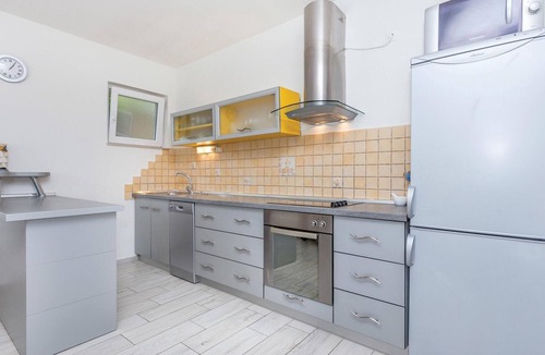 Selce Apartment | 3 bedroom beach front apartment in Selce