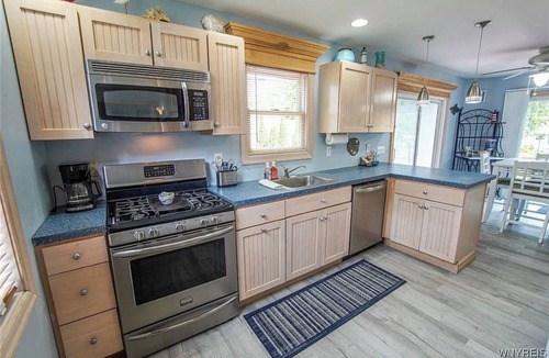 Irving House | 3-bedroom Beach House with AC in Sunset Bay - 2 minutes from the beach!