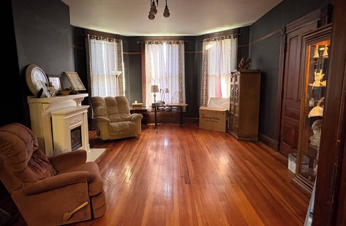 Irvine Bed & Breakfast | 3-bedroom bed & breakfast in pleasant Irvine with AC