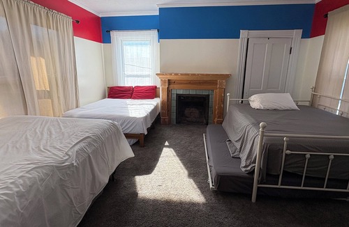 Irvine Bed & Breakfast | 3-bedroom bed & breakfast in pleasant Irvine with AC