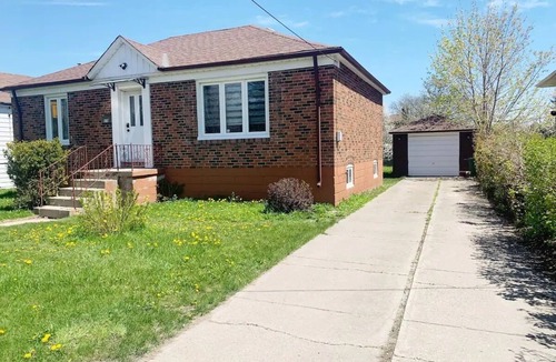 Newtonbrook House | 3 Bedroom BOHO Home [Near Rogers Stadium/Downsview by Allen Rd & Sheppard Ave]