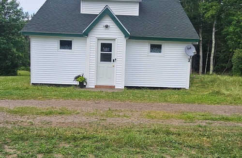 Hardings Point House | 3-bedroom bungalow in charming Carter's Point with AC, WiFi. Close to beach.