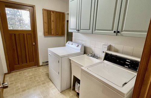 Lambton Shores Cottage | 3 Bedroom Bungalow, Walk to the Beach!