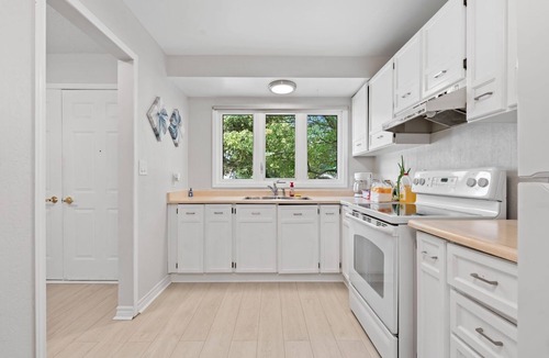 Amherstview House | 3 Bedroom Bungalow Quiet friendly neighborhood in West end. Entire Home