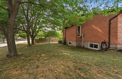 Amherstview House | 3 Bedroom Bungalow Quiet friendly neighborhood in West end. Entire Home