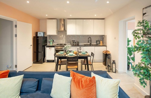 Fortune Green Apartment | 3 Bedroom by Kilburn & Hampstead