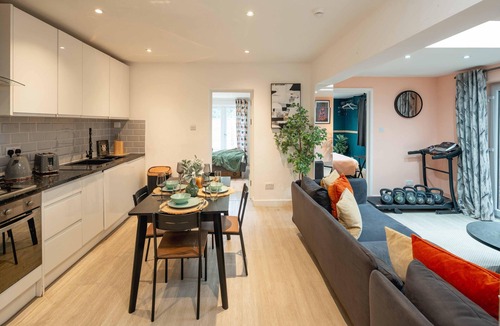 Fortune Green Apartment | 3 Bedroom by Kilburn & Hampstead