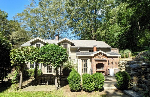 West Cornwall House | 3-Bedroom Cabin Getaway With Rustic Charm