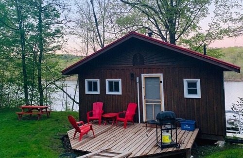 Otonabee-South Monaghan Resort | 3 bedroom cabin on the water (cabin 5)