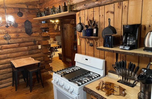 Woodgate Cabin | 3-bedroom cabin, peaceful getaway, Woodgate with WiFi, Start your getaway