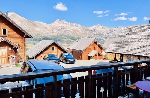 La Joue du Loup Ski Chalet | 3 bedroom cabin with pool