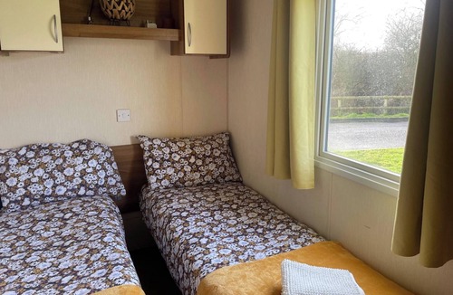 South Cerney Cabin | 3 Bedroom Caravan Sleep 6 Pet Friendly