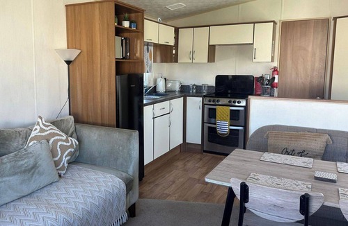 South Cerney Cabin | 3 Bedroom Caravan Sleep 6 Pet Friendly