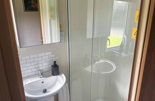 South Cerney Cabin | 3 Bedroom Caravan Sleep 6 Pet Friendly