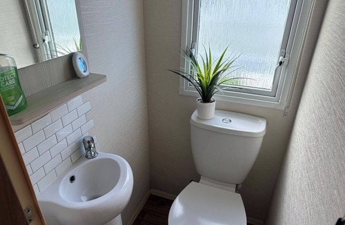 South Cerney Cabin | 3 Bedroom Caravan Sleep 6 Pet Friendly