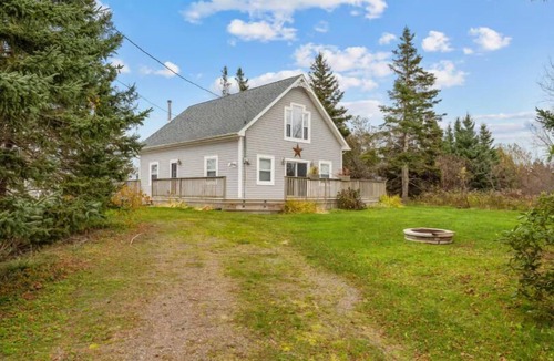 Bayview House | 3-Bedroom Chalet with Kayak in private community - minutes to Cavendish Beach