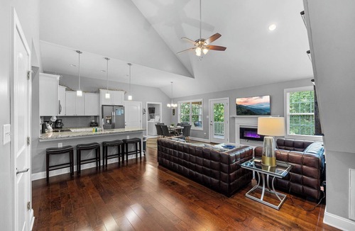 Pigeon Forge Cottage | 3-Bedroom Chalet with Arcade and Pool Table