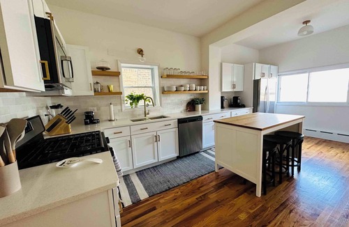 Ravenswood Manor Apartment | 3 Bedroom Chicago Apartment w/Large Kitchen & In-Unit Laundry
