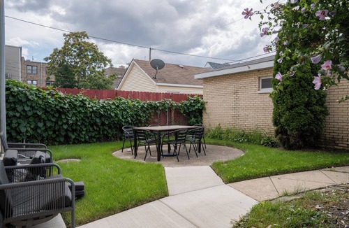 Ravenswood Manor Apartment | 3 Bedroom Chicago Apartment w/Large Kitchen & In-Unit Laundry