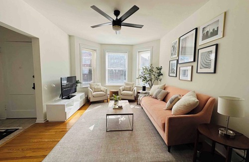 Ravenswood Manor Apartment | 3 Bedroom Chicago Apartment w/Large Kitchen & In-Unit Laundry