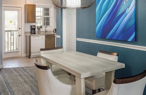 Historic Hill Condo | 3 Bedroom Condo, Sleeps 8, Kitchen, Downtown Newport, Onshore Resort!