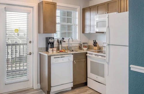 Historic Hill Condo | 3 Bedroom Condo, Sleeps 8, Kitchen, Downtown Newport, Onshore Resort!