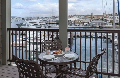 Historic Hill Condo | 3 Bedroom Condo, Sleeps 8, Kitchen, Downtown Newport, Onshore Resort!