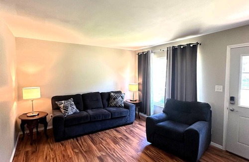 Bloomington House | 3 Bedroom Convenient Ranch