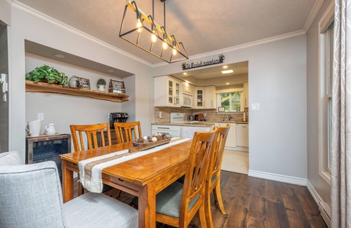 Point Clark House | 3 BEDROOM COTTAGE- 6 minute walk to Lake Huron Sandy beach. Sunsets, campfires