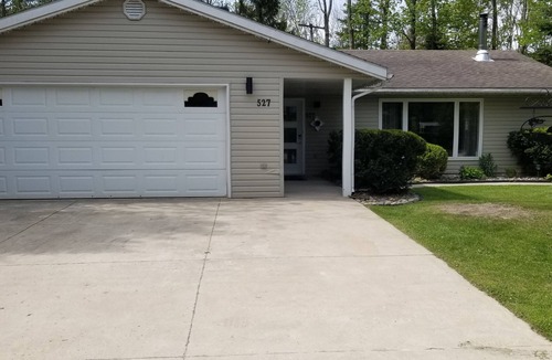 Point Clark House | 3 BEDROOM COTTAGE- 6 minute walk to Lake Huron Sandy beach. Sunsets, campfires